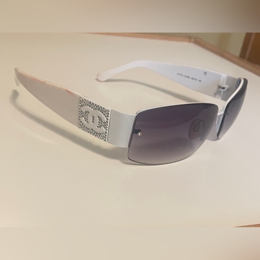 CHANEL Iconic Vintage White Rimless Sunglasses with Gradient Lenses